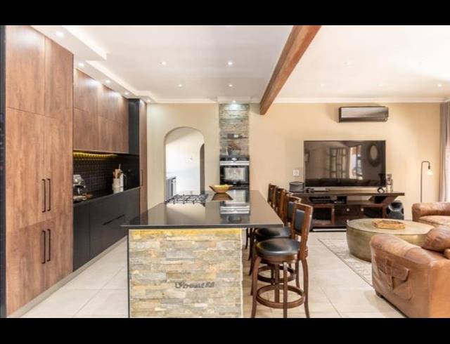 5 BEDROOM HOUSE FOR SALE IN MEER EN SEE